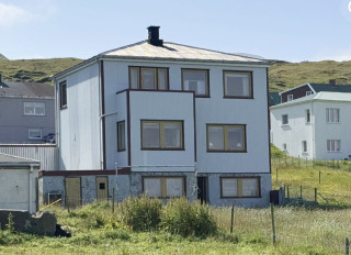í Støðni 5, Nes